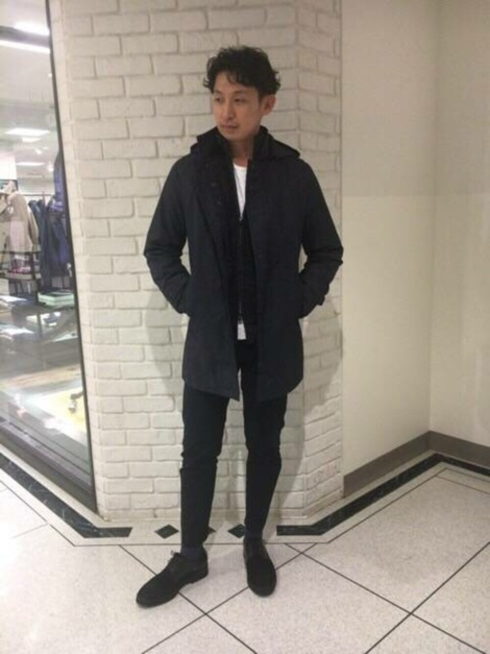 ブルー系のブルゾン、ホワイト系のTシャツ/カットソー、ブルー系のその他パンツを着用したメンズの秋コーディネートの1枚目の写真