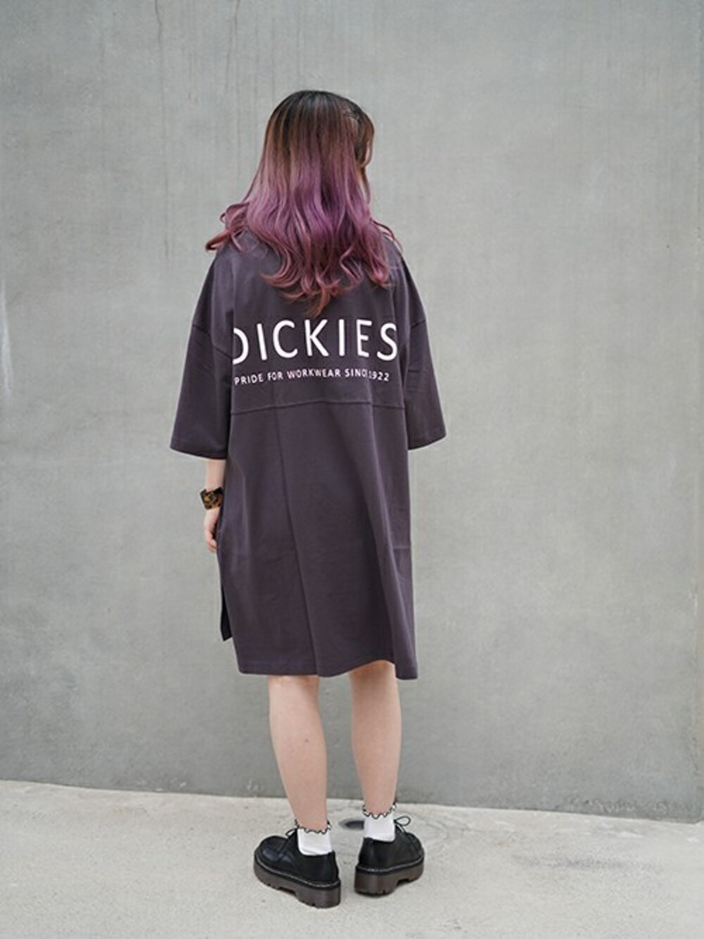 「ビッグシルエット、Tシャツワンピ、ディッキーズ(Dickies)」｜「179/WGのDickiesバックプリントチュニック（チュニック、ブラック系）」を使った、ニコルさん（レディース・158cm）の夏コーディネートの1枚目の写真