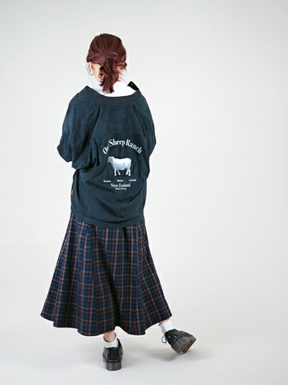 「ブルゾン、スカジャン、カジュアル、チェックスカート、秋コーデ」｜「179/WGのバック刺繍ブルゾン（ブルゾン、グレー系）」を使った、ニコルさん（レディース・158cm）の秋コーディネートの1枚目の写真
