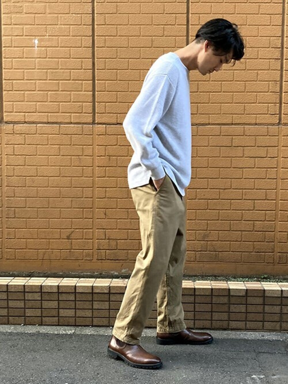 「ミリタリー、カジュアル、シンプル、ベーシック、クルーネックニット、チノパン、ワーク、ラフ、オーセンティック、CLUEL homme」｜「BROOKLYN OVERALLのブルックリンオーバーオール　片畦編み長袖ニット（ニット/セーター、グレー系）」を使った、ニコルさん（メンズ・178cm）の秋コーディネートの1枚目の写真