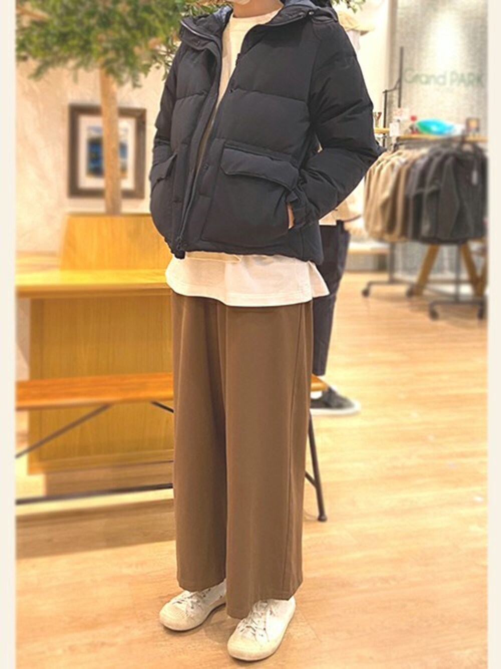 「ダウンジャケット、カジュアル、converse、NANGA、ワイドパンツ、ラフ、ナンガ、ジャックパーセル、秋冬コーデ」｜「NANGAのNANGA別注ショート丈ダウンブルゾン（ダウンジャケット/コート、ブルー系）」を使った、ニコルさん（レディース・165cm）の秋コーディネートの1枚目の写真