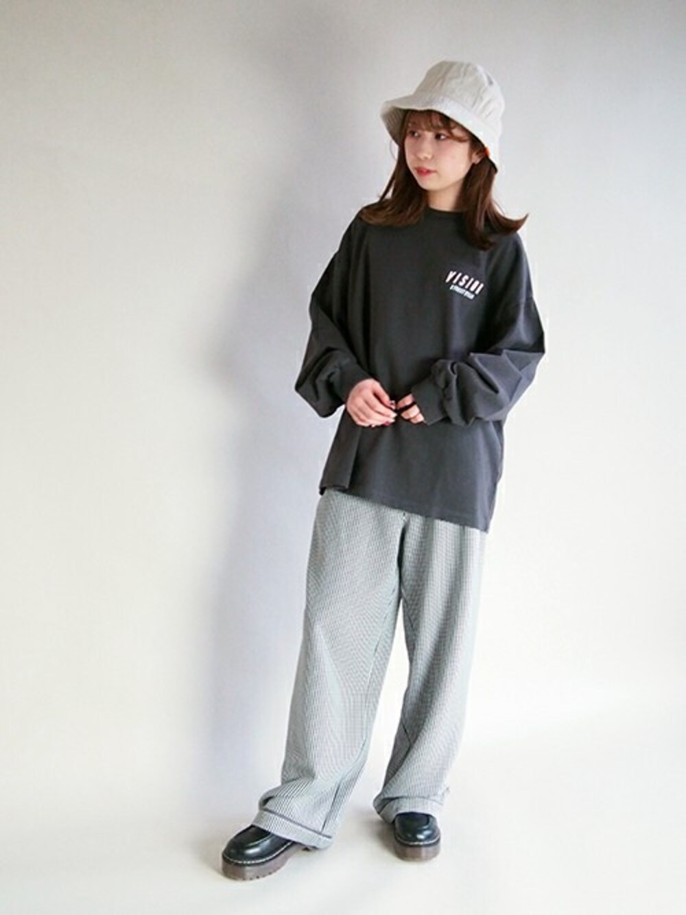 「カジュアル、シンプル、ストリート、ワイドパンツ、ラフ、バケットハット、VISION、カジュアルコーデ、ゆるコーデ、VISIONSTREETWEAR」｜「179/WGのnewhattan別注バケットハット（ハット、ベージュ系）」を使った、ニコルさん（レディース・158cm）の冬コーディネートの1枚目の写真
