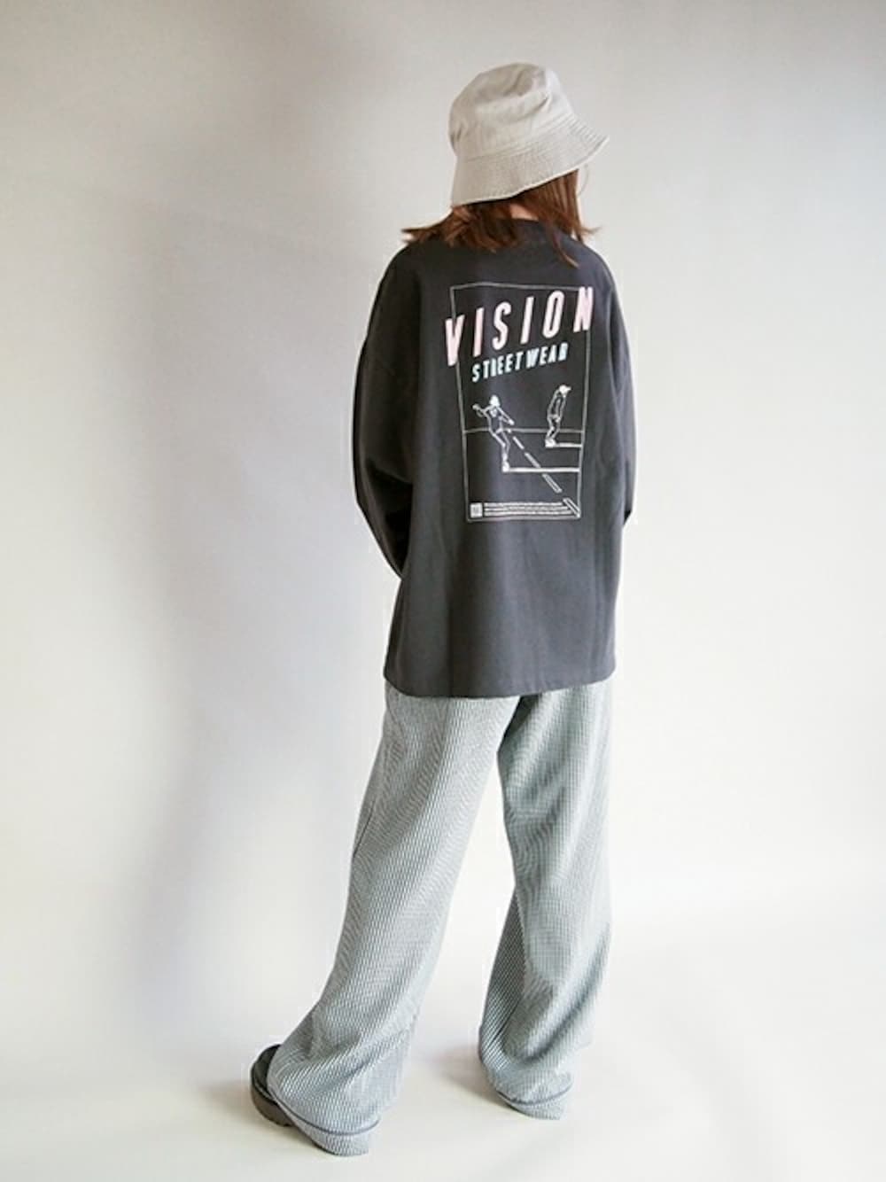 「カジュアル、ストリート、ラフ、バケットハット、VISION、VISIONSTREETWEAR」｜「179/WGのVISION スケータープリンロングスリーブTシャツ（Tシャツ/カットソー、ブラック系）」を使った、ニコルさん（レディース・158cm）の冬コーディネートの1枚目の写真