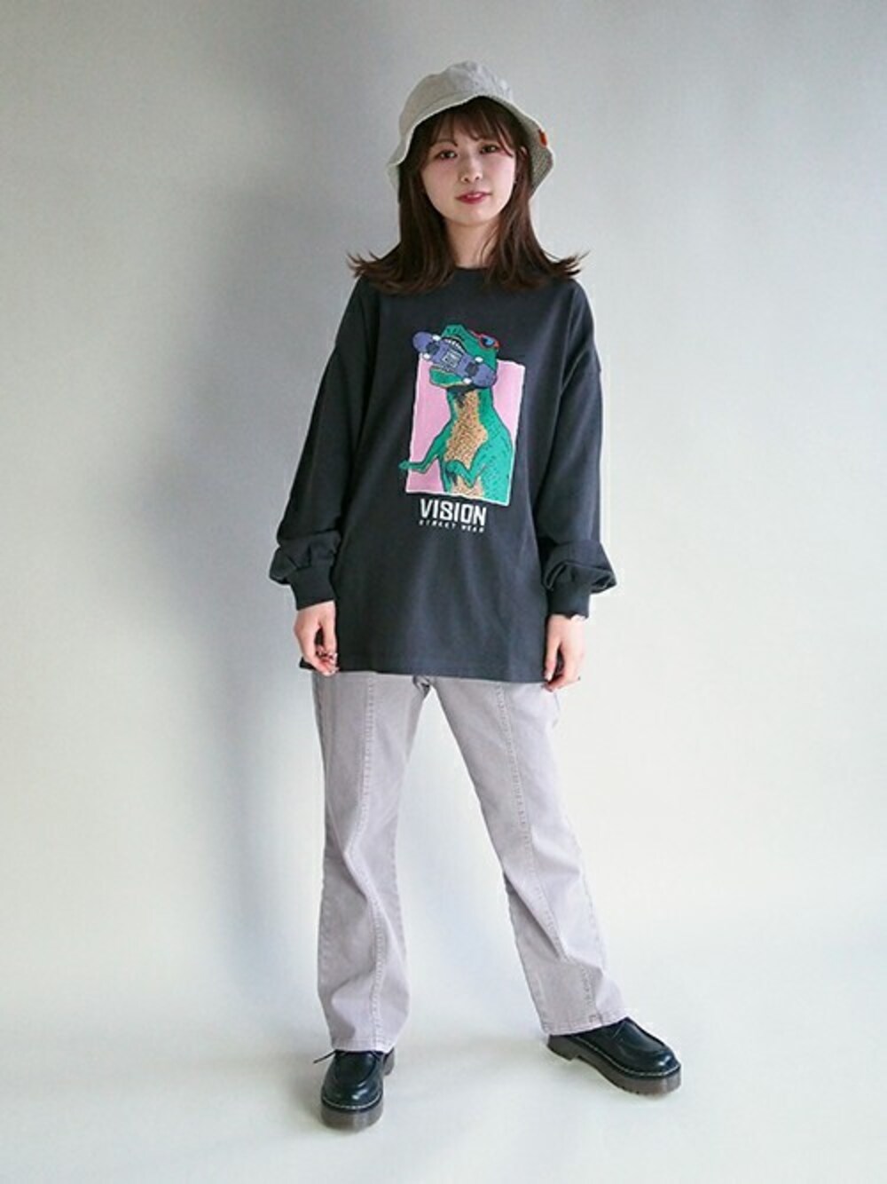 「カジュアル、ストリート、ラフ、フレアパンツ、バケットハット、VISION、VISIONSTREETWEAR」｜「179/WGのVISION　恐竜プリントロングスリーブTシャツ（Tシャツ/カットソー、ブラック系）」を使った、ニコルさん（レディース・158cm）の冬コーディネートの1枚目の写真