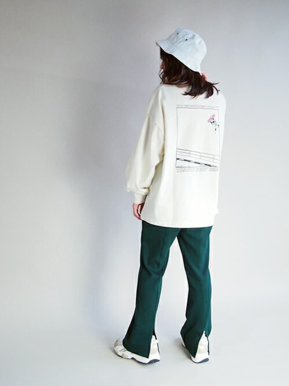 「スニーカー、カジュアル、ストリート、ラフ、フレアパンツ、バケットハット、低身長、VISION、VISIONSTREETWEAR」｜「179/WGのVISION スケータープリンロングスリーブTシャツ（Tシャツ/カットソー、ホワイト系）」を使った、ニコルさん（レディース・154cm）の冬コーディネートの1枚目の写真