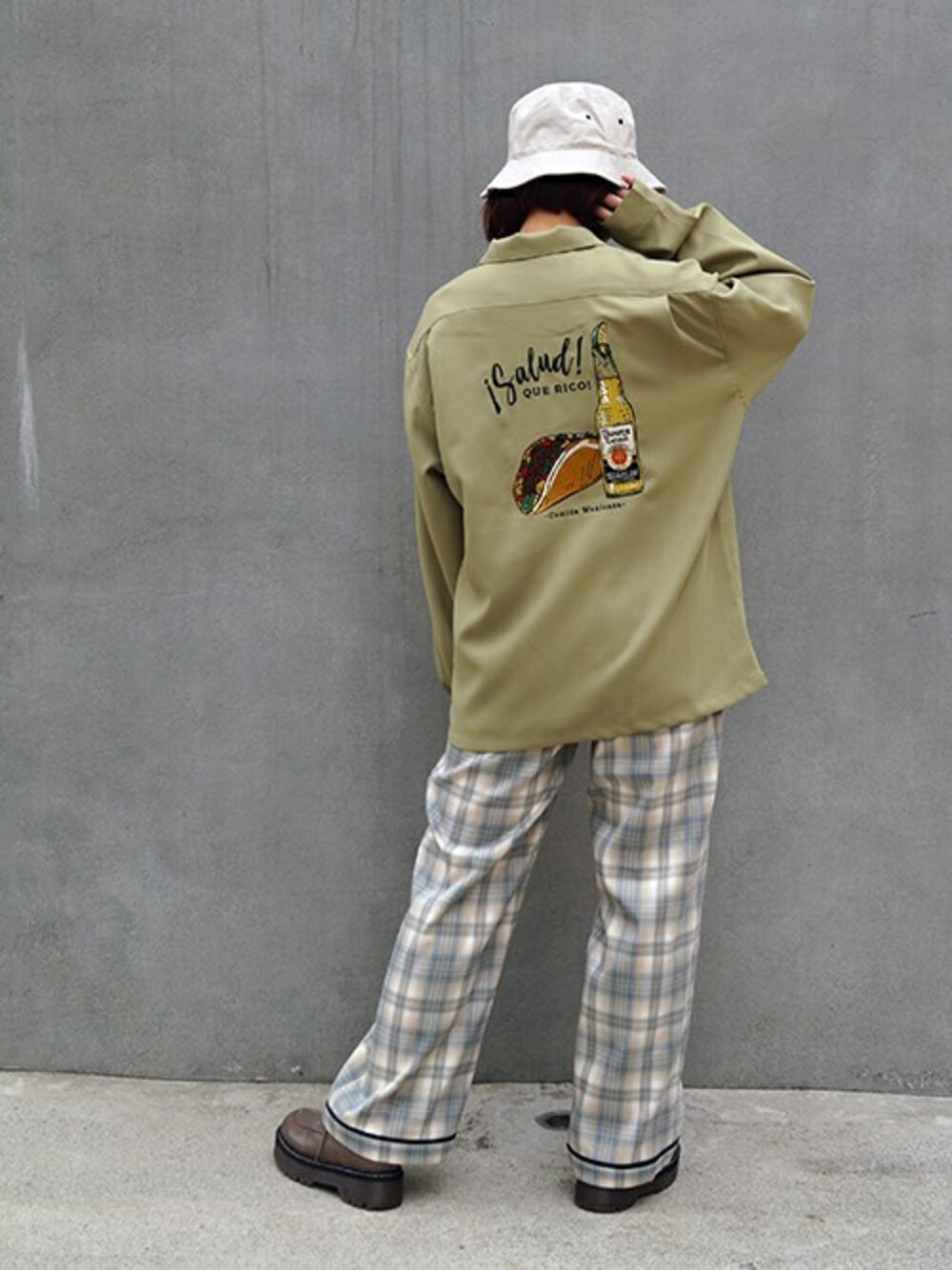 「ビッグシルエット、カジュアル、ワイドパンツ、チェックパンツ、ラフ、春、179/WG、春コーデ、刺繍シャツ、開襟シャツ」｜「179/WGのnewhattan別注バケットハット（ハット、ベージュ系）」を使った、ニコルさん（レディース・158cm）の冬コーディネートの1枚目の写真