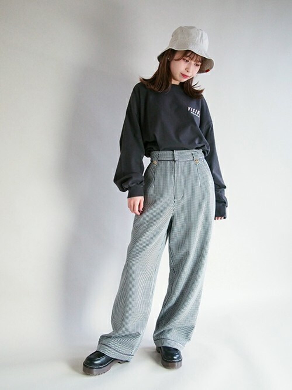 「カジュアル、ストリート、ロンT、ワイドパンツ、ラフ、179/WG、春コーデ、バケットハット、VISIONSTREETWEAR、VISON」｜「179/WGのVISION スケータープリンロングスリーブTシャツ（Tシャツ/カットソー、ブラック系）」を使った、ニコルさん（レディース・158cm）の冬コーディネートの1枚目の写真
