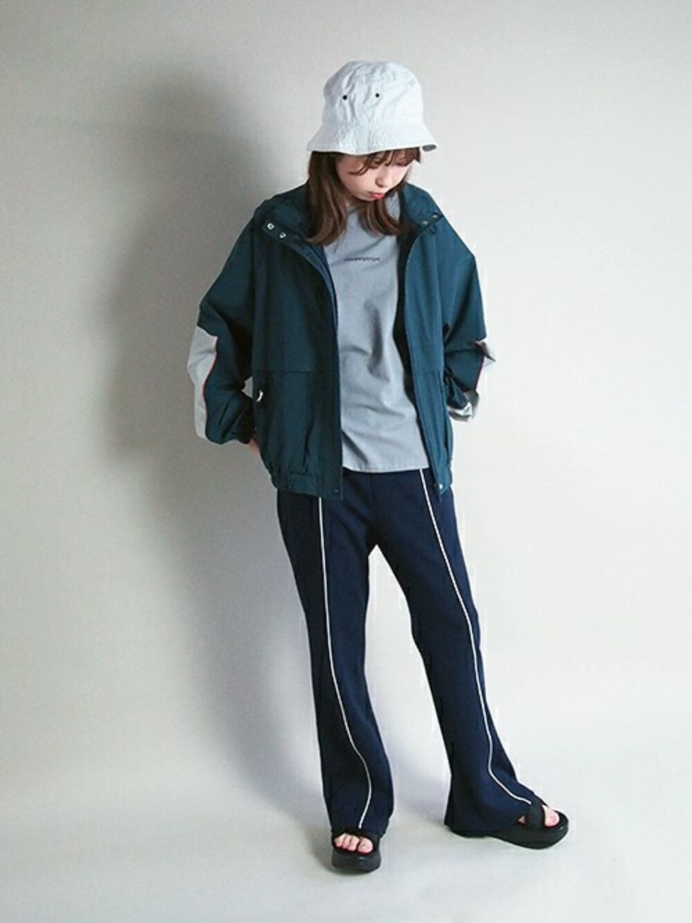 「ブルゾン、カジュアル、春、フレアパンツ、179/WG、春コーデ、スポーティ、バケットハット、スポサン」｜「179/WGのnewhattan別注バケットハット（ハット、ホワイト系）」を使った、ニコルさん（レディース・158cm）の冬コーディネートの1枚目の写真