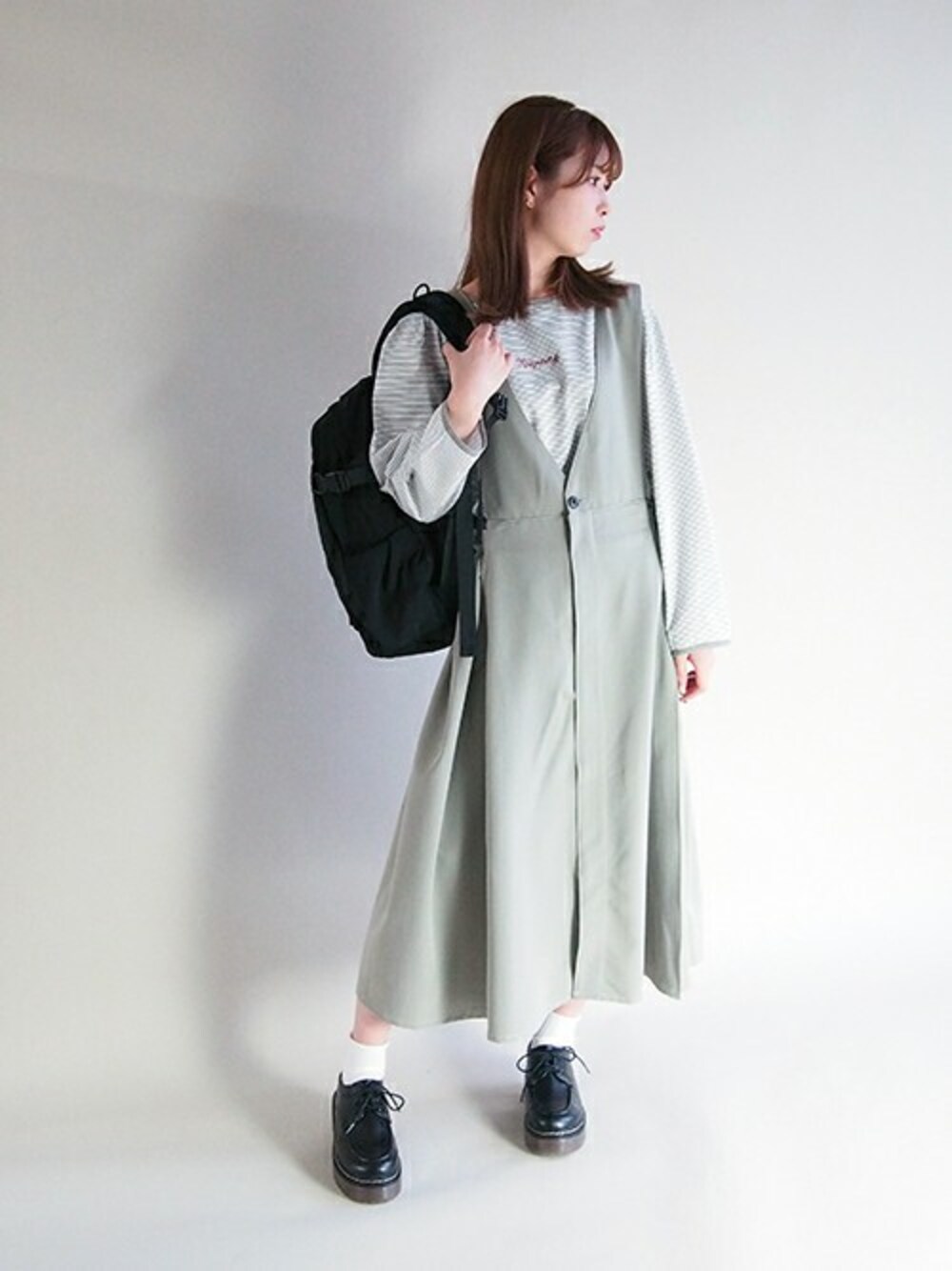 「カジュアル、バックパック、ジャンスカ、ジャンパースカート、春、179/WG、春コーデ」｜「179/WGのポケット充実バックパック（バックパック/リュック、ブラック系）」を使った、ニコルさん（レディース・158cm）の冬コーディネートの1枚目の写真