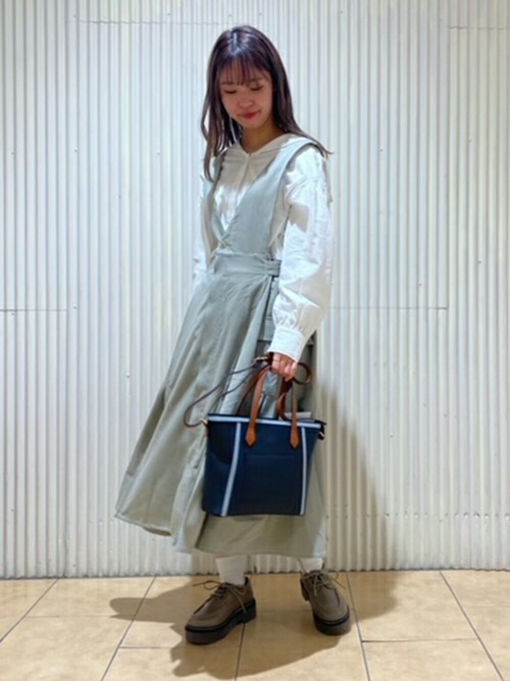 「ブラウス、トートバッグ、ワンピース、カジュアル、ジャンスカ、ジャンパースカート、春、179/WG、春コーデ、セーラーカラー」｜「179/WGのセーラーシャツ（シャツ/ブラウス、ホワイト系）」を使った、ニコルさん（レディース・156cm）の冬コーディネートの1枚目の写真