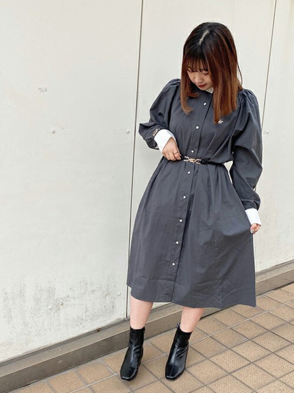 「カジュアル、シャツワンピース、ショートブーツ、ウエストマーク、春、179/WG、春コーデ、スクエアトゥ」｜「179/WGのBEVERLY HILLS POLO CLUBコラボシャツワンピース（ワンピース、グリーン系）」を使った、ニコルさん（レディース・155cm）の冬コーディネートの1枚目の写真