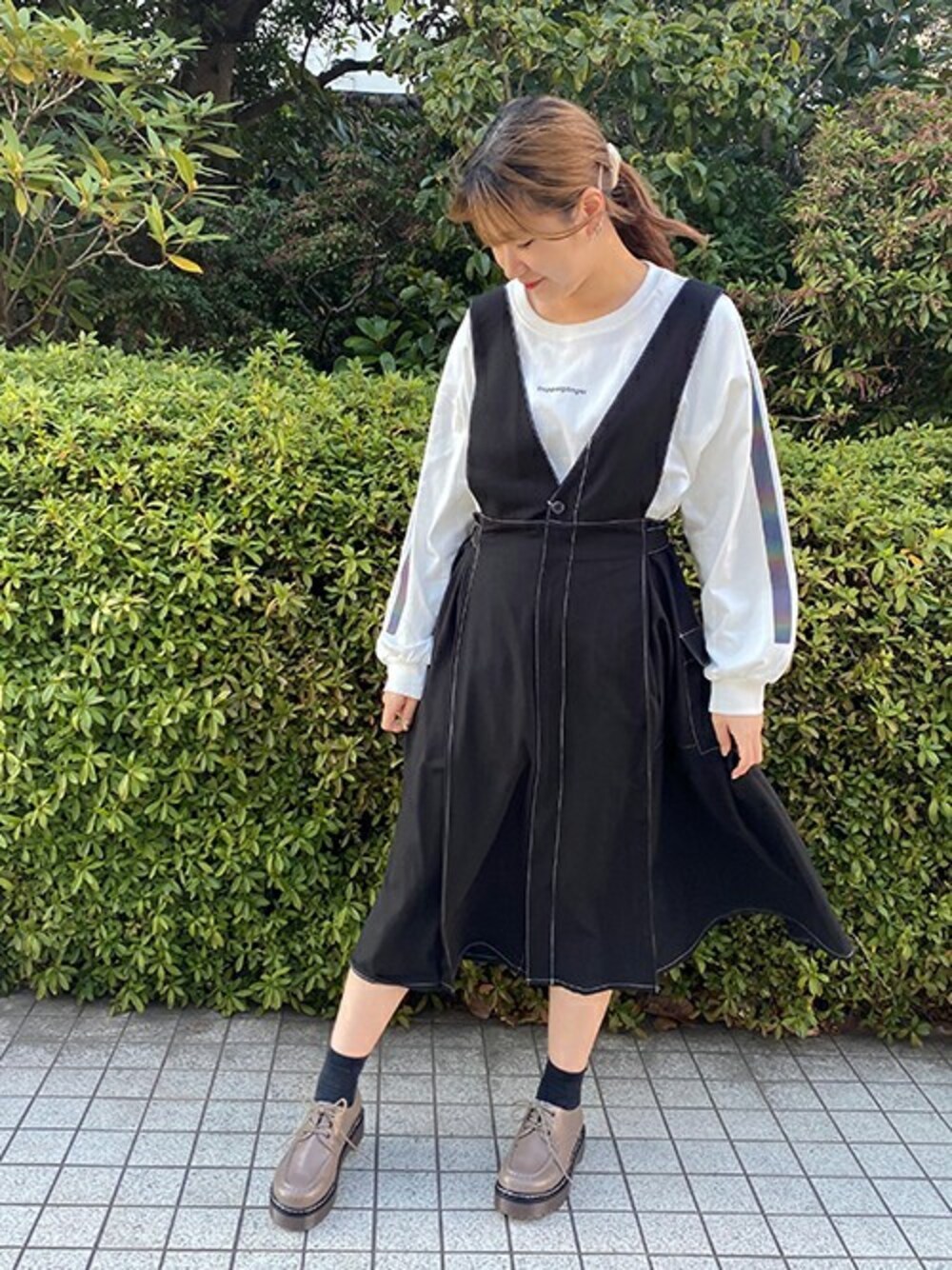 「ワンピース、カジュアル、ジャンスカ、ジャンパースカート、春、179/WG、春コーデ」｜「179/WGの袖ラインプリントロングスリーブTシャツ（Tシャツ/カットソー、ホワイト系）」を使った、ニコルさん（レディース・163cm）の冬コーディネートの1枚目の写真