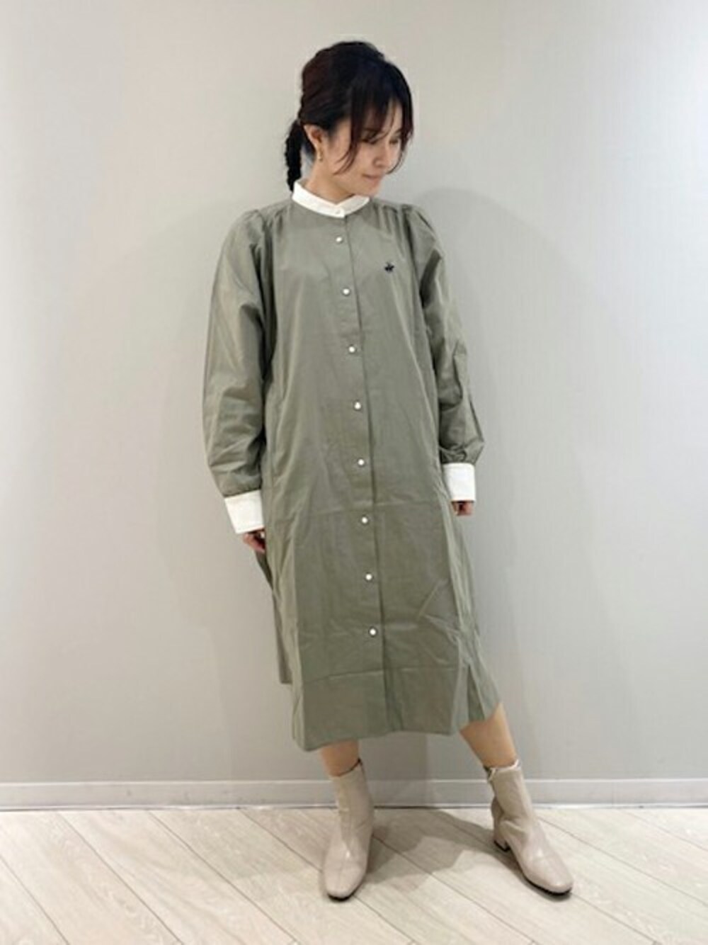 「ワンピース、カジュアル、シンプル、ショートブーツ、シャツワンピ、春、179/WG、春コーデ、スクエアトゥ」｜「179/WGのBEVERLY HILLS POLO CLUBコラボシャツワンピース（ワンピース、グリーン系）」を使った、ニコルさん（レディース・159cm）の冬コーディネートの1枚目の写真