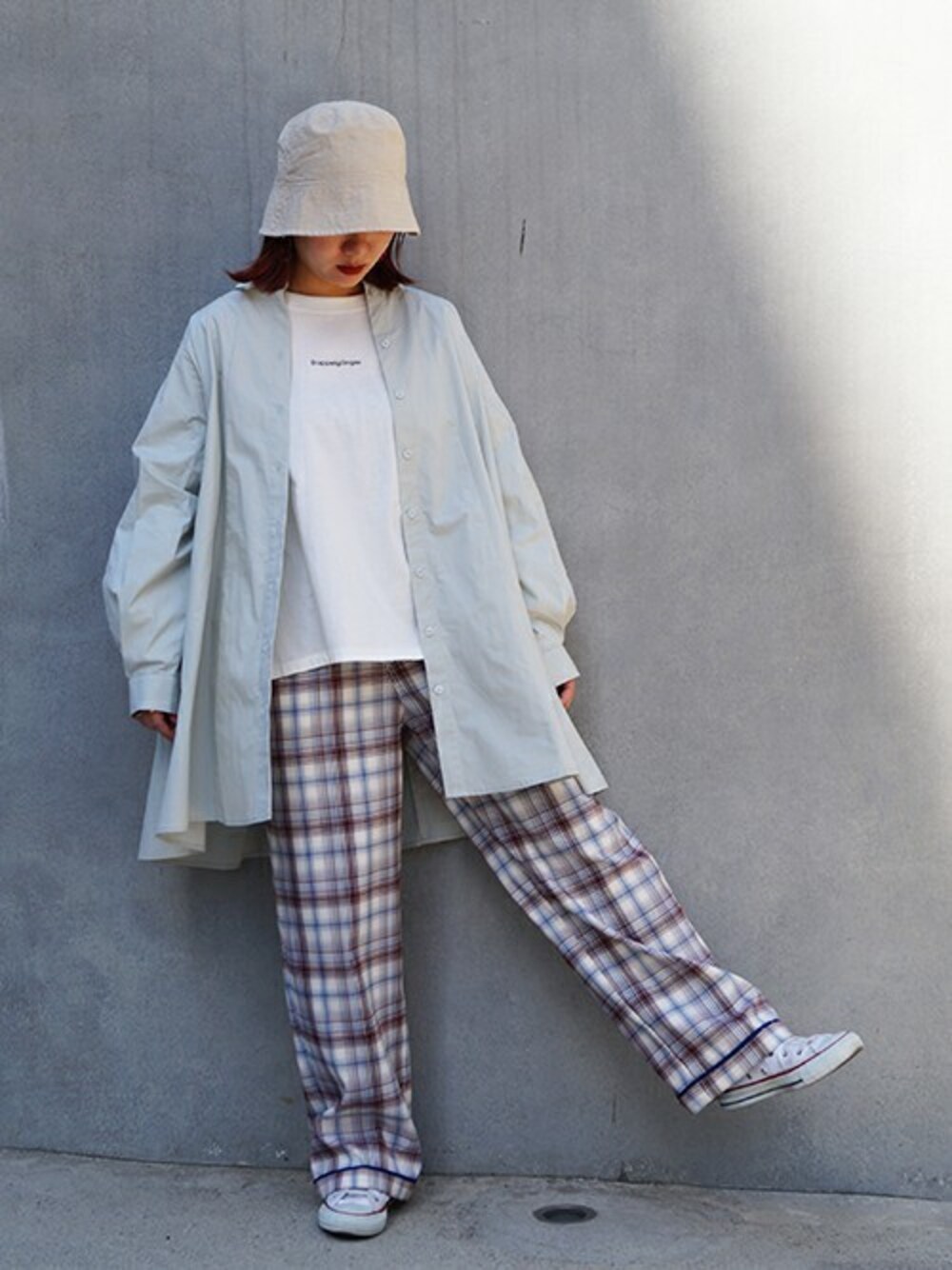 「コンバース、カジュアル、converse、チェックパンツ、シャツワンピ、春、179/WG、春コーデ、シャツスタイル、バケットハット」｜「179/WGの【WEB限定】ラグランフレアチュニックブラウス（シャツ/ブラウス、グリーン系）」を使った、ニコルさん（レディース・158cm）の春コーディネートの1枚目の写真