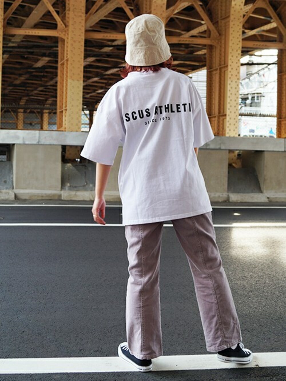 「カジュアル、Tシャツ、フレアパンツ、179/WG、春コーデ、夏コーデ、バケットハット」｜「179/WGのnewhattan別注バケットハット（ハット、ベージュ系）」を使った、ニコルさん（レディース・158cm）の春コーディネートの1枚目の写真