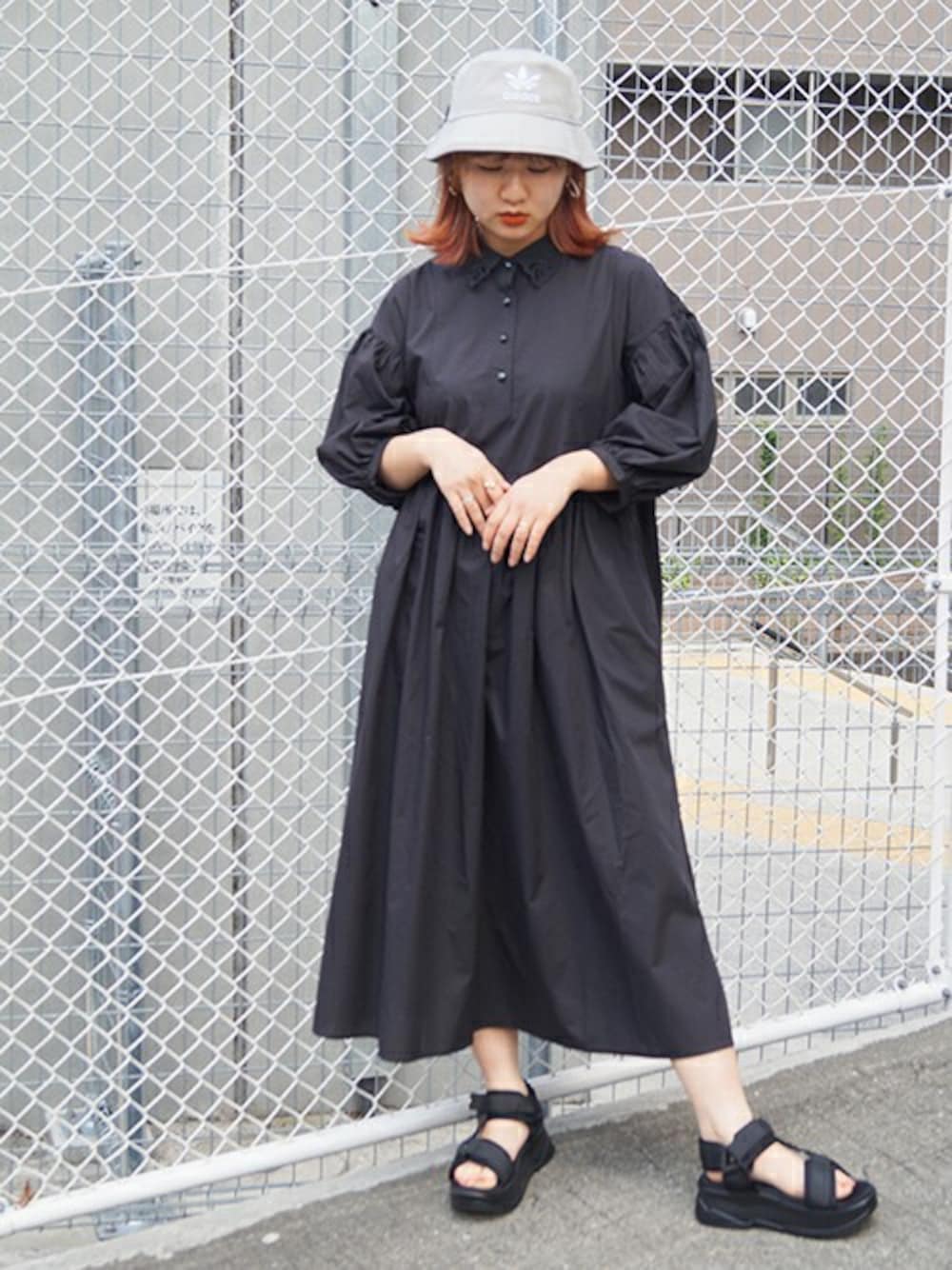 「ワンピース、カジュアル、adidas、黒、シャツワンピース、アディダス、サンダル、シャツワンピ、スポーティ、バゲットハット」｜「179/WGのadidasトレフォイルバケットハット（ハット、グレー系）」を使った、ニコルさん（レディース・158cm）の春コーディネートの1枚目の写真