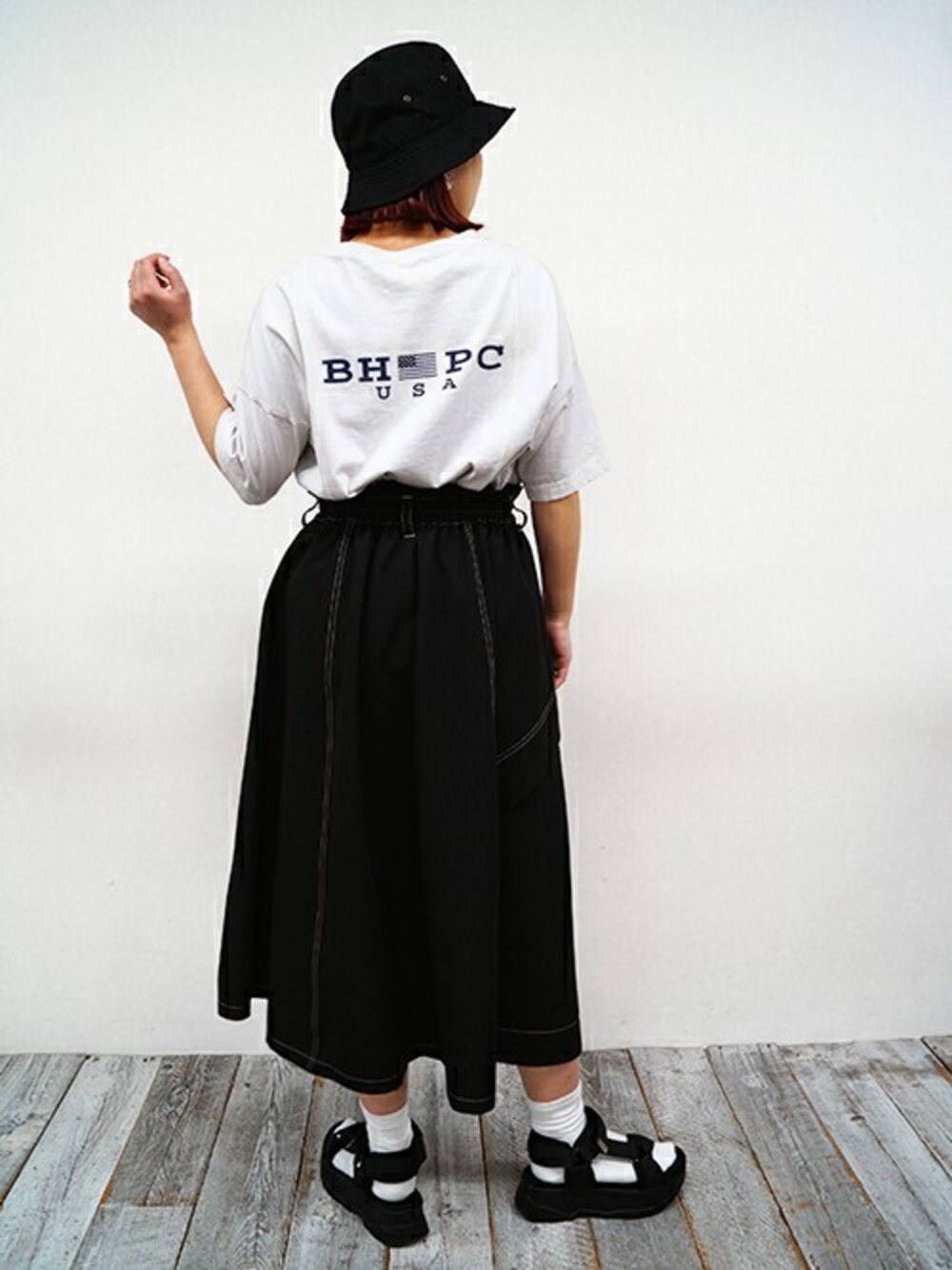 「フレアスカート、カジュアル、夏、Tシャツ、休日スタイル、ラフ、夏コーデ、バケットハット、スポーツサンダル」｜「179/WGのnewhattan別注バケットハット（ハット、ブラック系）」を使った、ニコルさん（レディース・158cm）の春コーディネートの1枚目の写真