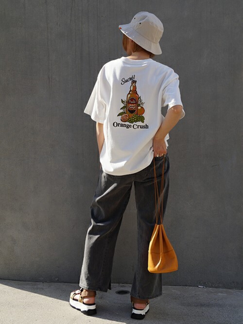 「カジュアル、夏、Tシャツ、休日スタイル、ラフ、フレアパンツ、179/WG、夏コーデ、バケットハット、スポーツサンダル」｜「179/WGのnewhattan別注バケットハット（ハット、ベージュ系）」を使った、ニコルさん（レディース・163cm）の春コーディネートの1枚目の写真