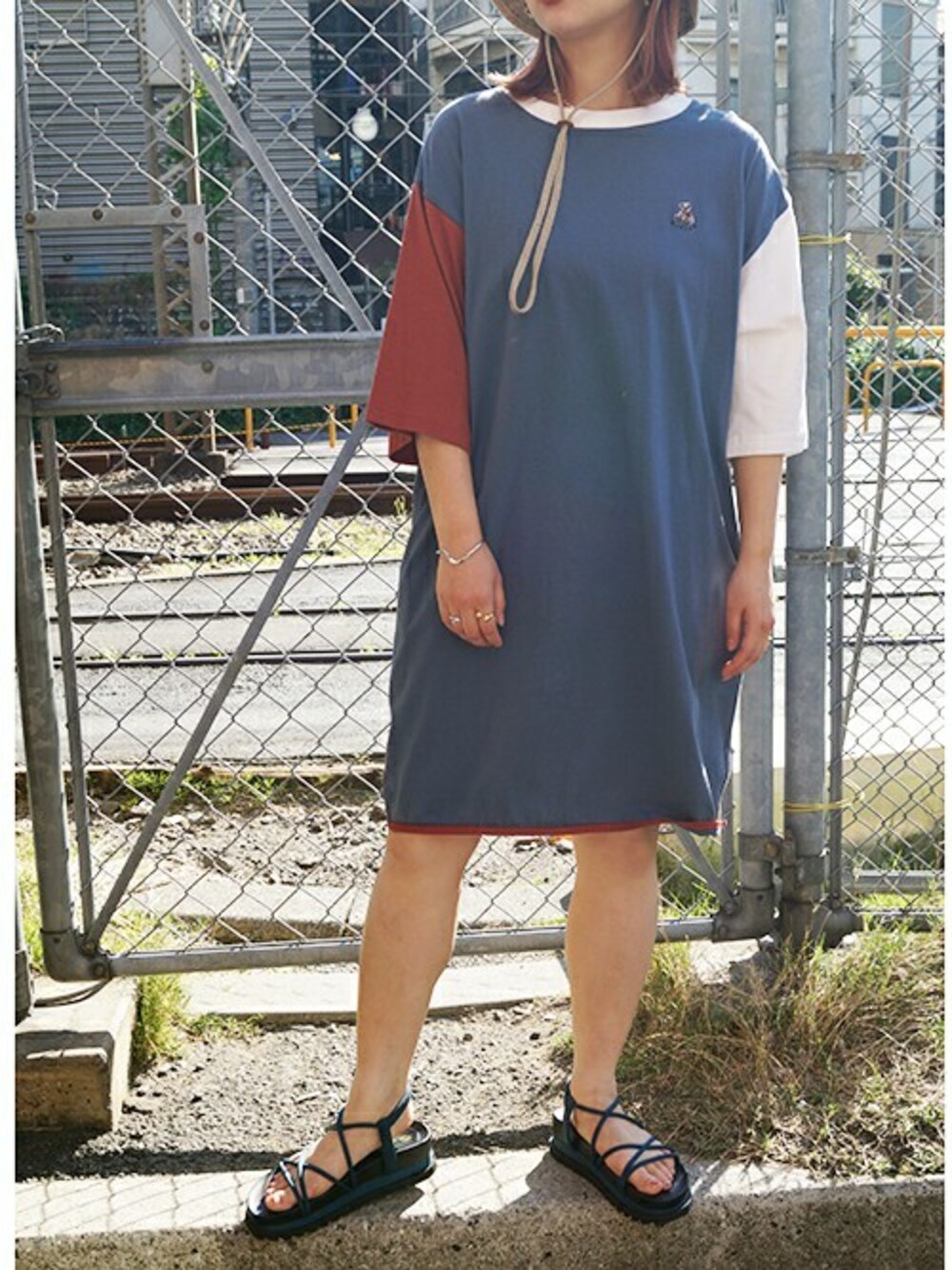 「ワンピース、カジュアル、休日スタイル、サンダル、ラフ、179/WG、夏コーデ、ラクチンコーデ、スポーツサンダル、Tワンピ」｜「179/WGのクマ刺繍ワンピース（ワンピース、ブルー系）」を使った、ニコルさん（レディース・158cm）の春コーディネートの1枚目の写真