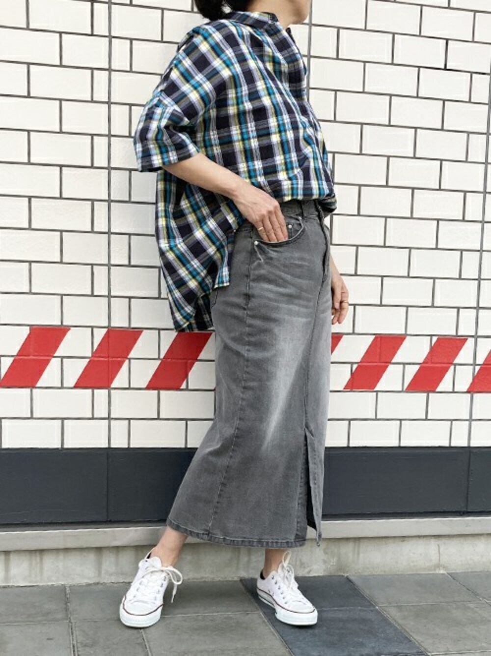 グレー系のデニムスカートを着用したレディースの夏コーディネートの1枚目の写真