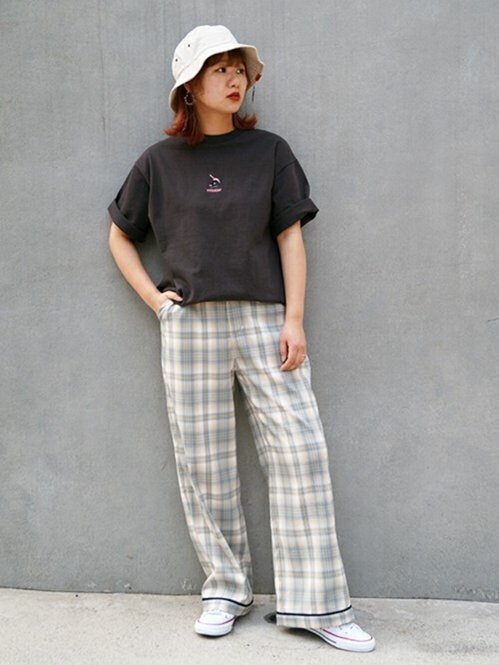 「コンバース、カジュアル、夏、Tシャツ、converse、ワイドパンツ、チェックパンツ、179/WG、夏コーデ、バケットハット」｜「179/WGのnewhattan別注バケットハット（ハット、ベージュ系）」を使った、ニコルさん（レディース・158cm）の夏コーディネートの1枚目の写真