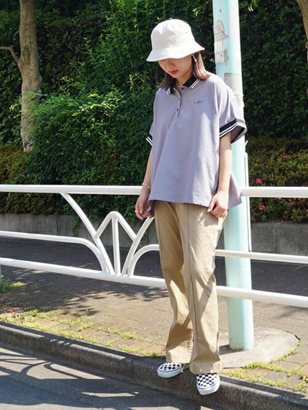 「スニーカー、VANS、カジュアル、夏、ポロシャツ、フレアパンツ、179/WG、夏コーデ、バケットハット」｜「179/WGのnewhattan別注バケットハット（ハット、ホワイト系）」を使った、ニコルさん（レディース・158cm）の夏コーディネートの1枚目の写真