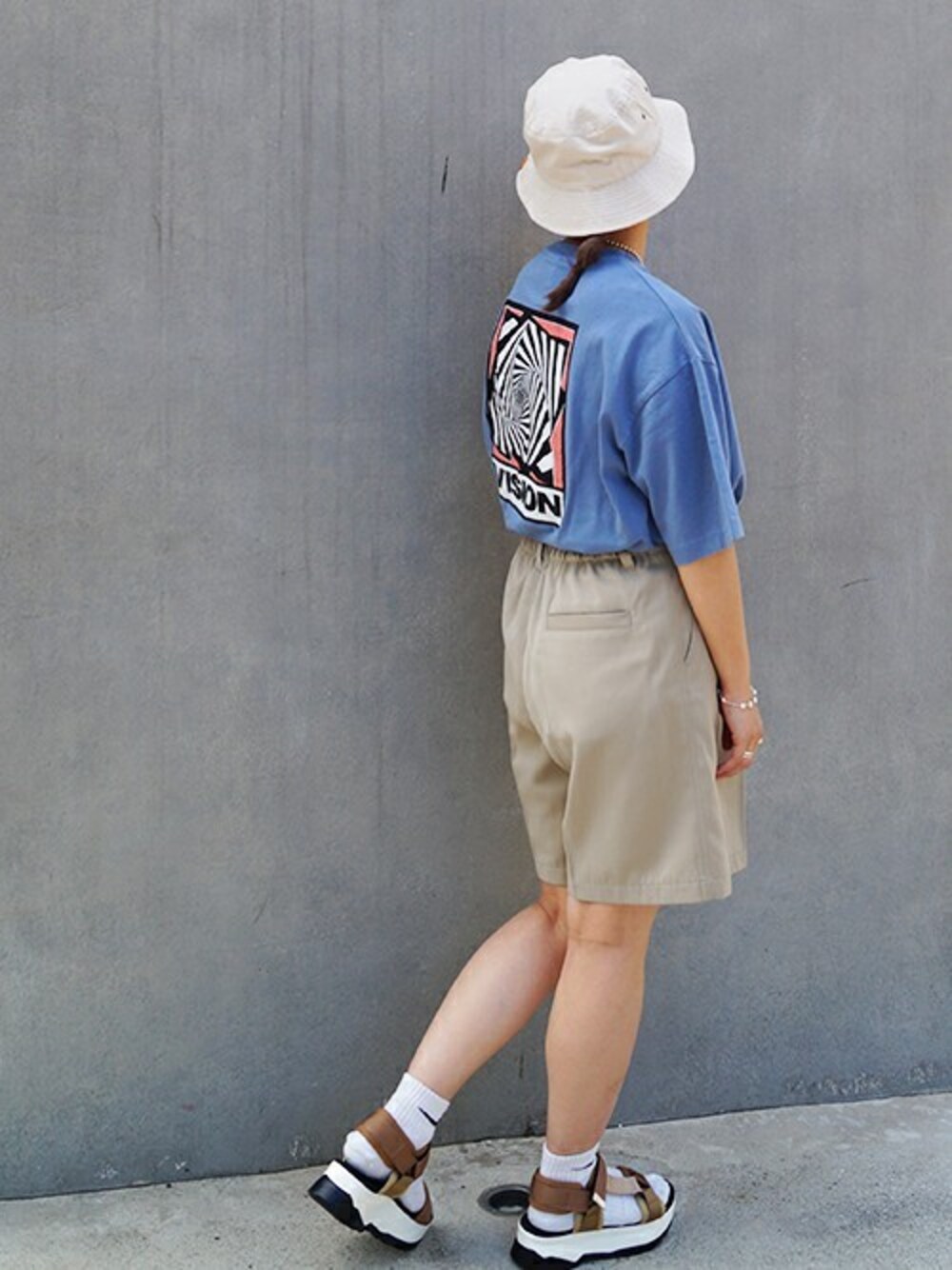 「カジュアル、夏、ハーフパンツ、サンダル、プリントT、179/WG、夏コーデ、バケットハット、バックプリント、スポーツサンダル」｜「179/WGのnewhattan別注バケットハット（ハット、ベージュ系）」を使った、ニコルさん（レディース・158cm）の夏コーディネートの1枚目の写真