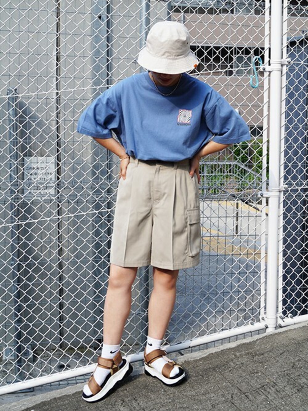 「カジュアル、夏、ハーフパンツ、サンダル、ラフ、プリントT、夏コーデ、バケットハット、スポーツサンダル」｜「179/WGのnewhattan別注バケットハット（ハット、ベージュ系）」を使った、ニコルさん（レディース・158cm）の夏コーディネートの1枚目の写真