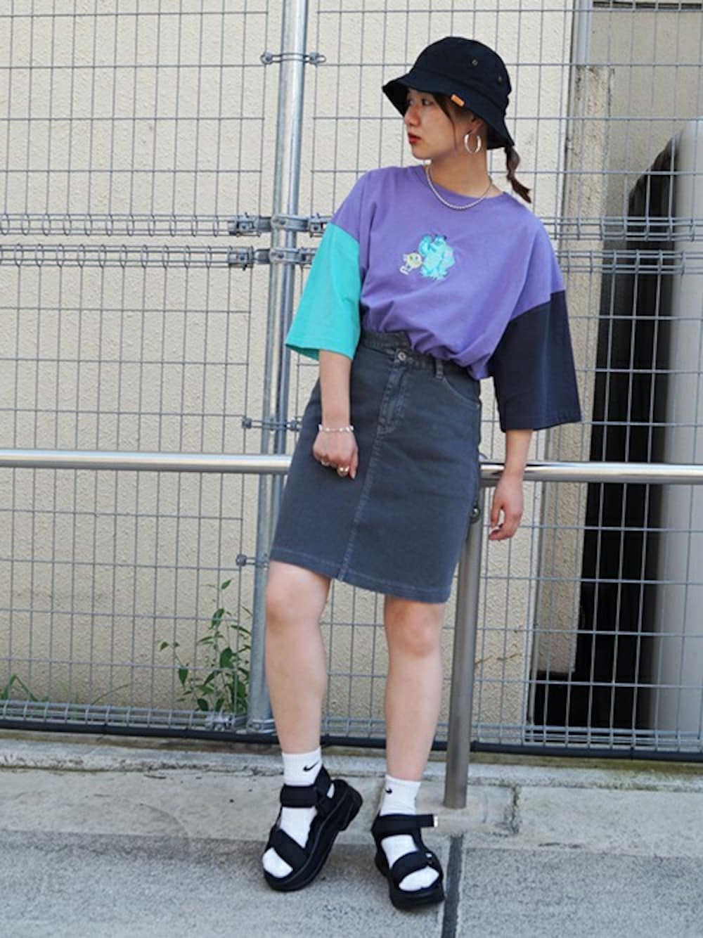 「カジュアル、夏、Tシャツ、disney、179/WG、夏コーデ、バケットハット、スポーツサンダル、モンスターズインク」｜「179/WGのnewhattan別注バケットハット（ハット、ブラック系）」を使った、ニコルさん（レディース・158cm）の夏コーディネートの1枚目の写真