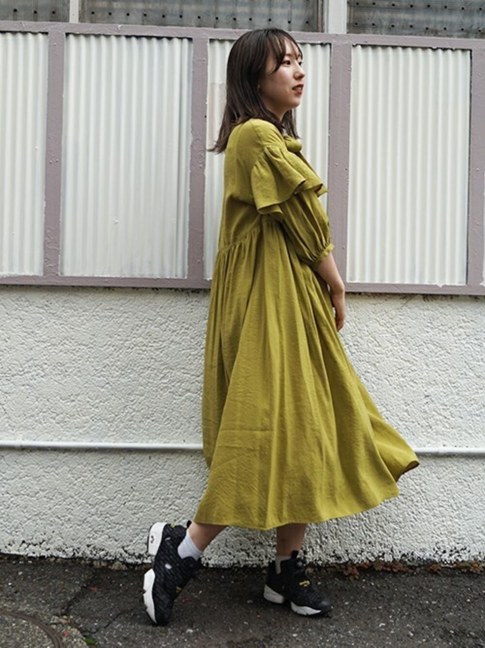「ワンピース、カジュアル、シンプル、休日スタイル、179/WG、ワンピース×スニーカー、秋先取りコーデ」｜「179/WGの前後２ＷＡＹフリルワンピース（ワンピース、グリーン系）」を使った、ニコルさん（レディース・163cm）の夏コーディネートの1枚目の写真