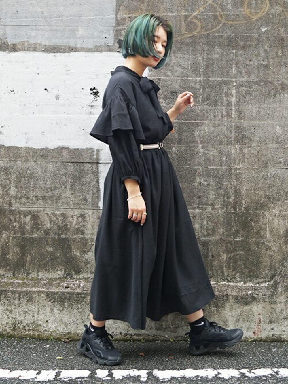 「ワンピース、カジュアル、NIKE、ブラック、ブラックコーデ、黒、ナイキ、休日スタイル、179/WG、ワンピース×スニーカー」｜「179/WGの前後２ＷＡＹフリルワンピース（ワンピース、ブラック系）」を使った、ニコルさん（レディース・158cm）の夏コーディネートの1枚目の写真