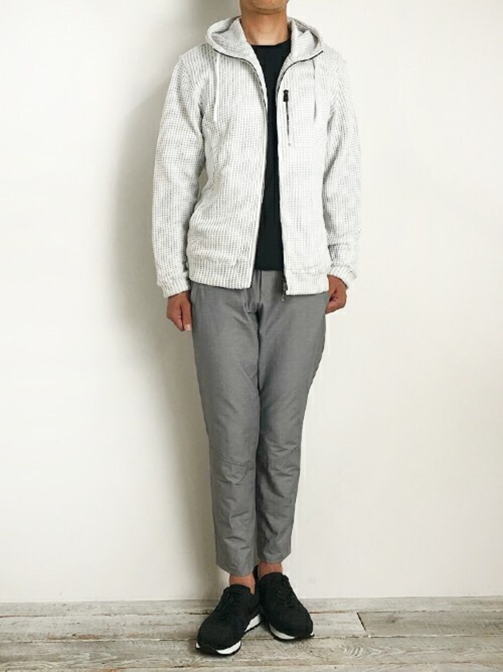 ホワイト系のパーカー、ブラック系のTシャツ/カットソー、グレー系のその他パンツを着用したメンズの夏コーディネートの1枚目の写真