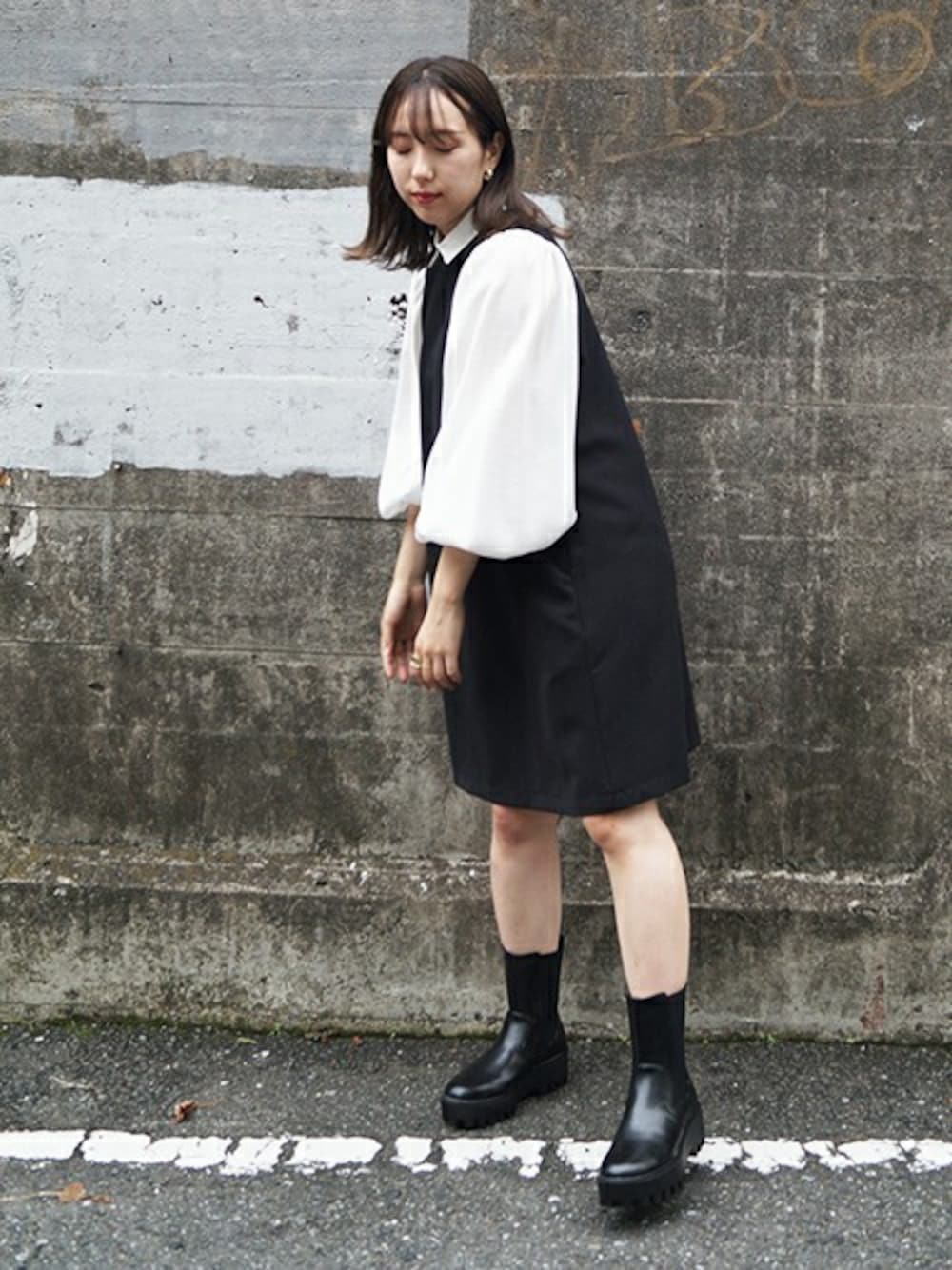 「ワンピース、ブーツ、カジュアル、シャツワンピース、厚底、179/WG、厚底ブーツ、ボリュームスリーブ、秋コーデ、秋トレンド2021」｜「179/WGの衿配色ツイルワンピース（ワンピース、ブラック系）」を使った、ニコルさん（レディース・163cm）の夏コーディネートの1枚目の写真