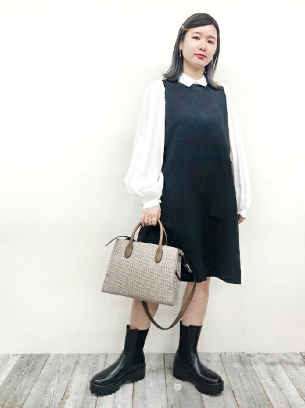 「カジュアル、バイカラー、シャツワンピース、お出かけコーデ、シャツワンピ、厚底シューズ、179/WG、厚底ブーツ、秋コーデ、秋トレンド2021」｜「179/WGの衿配色ツイルワンピース（ワンピース、ブラック系）」を使った、ニコルさん（レディース・158cm）の夏コーディネートの1枚目の写真