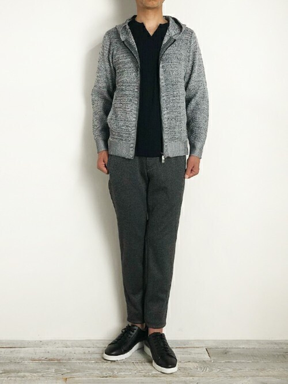 グレー系のパーカー、その他のTシャツ/カットソー、グレー系のその他パンツを着用したメンズの秋コーディネートの1枚目の写真