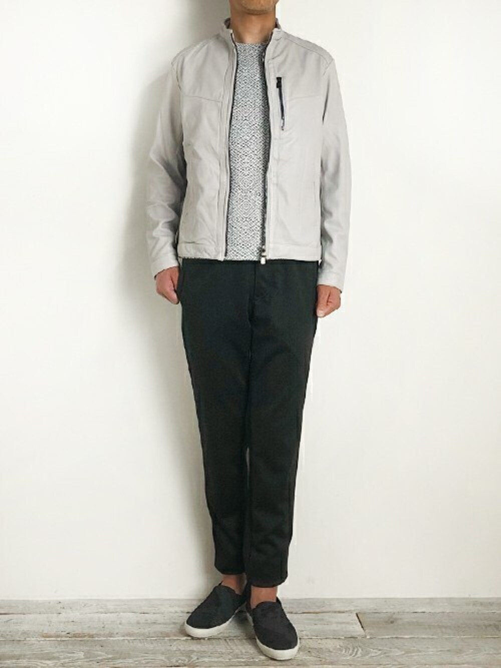 グレー系のライダースジャケット、ホワイト系のTシャツ/カットソー、グレー系のその他パンツを着用したメンズの秋コーディネートの1枚目の写真