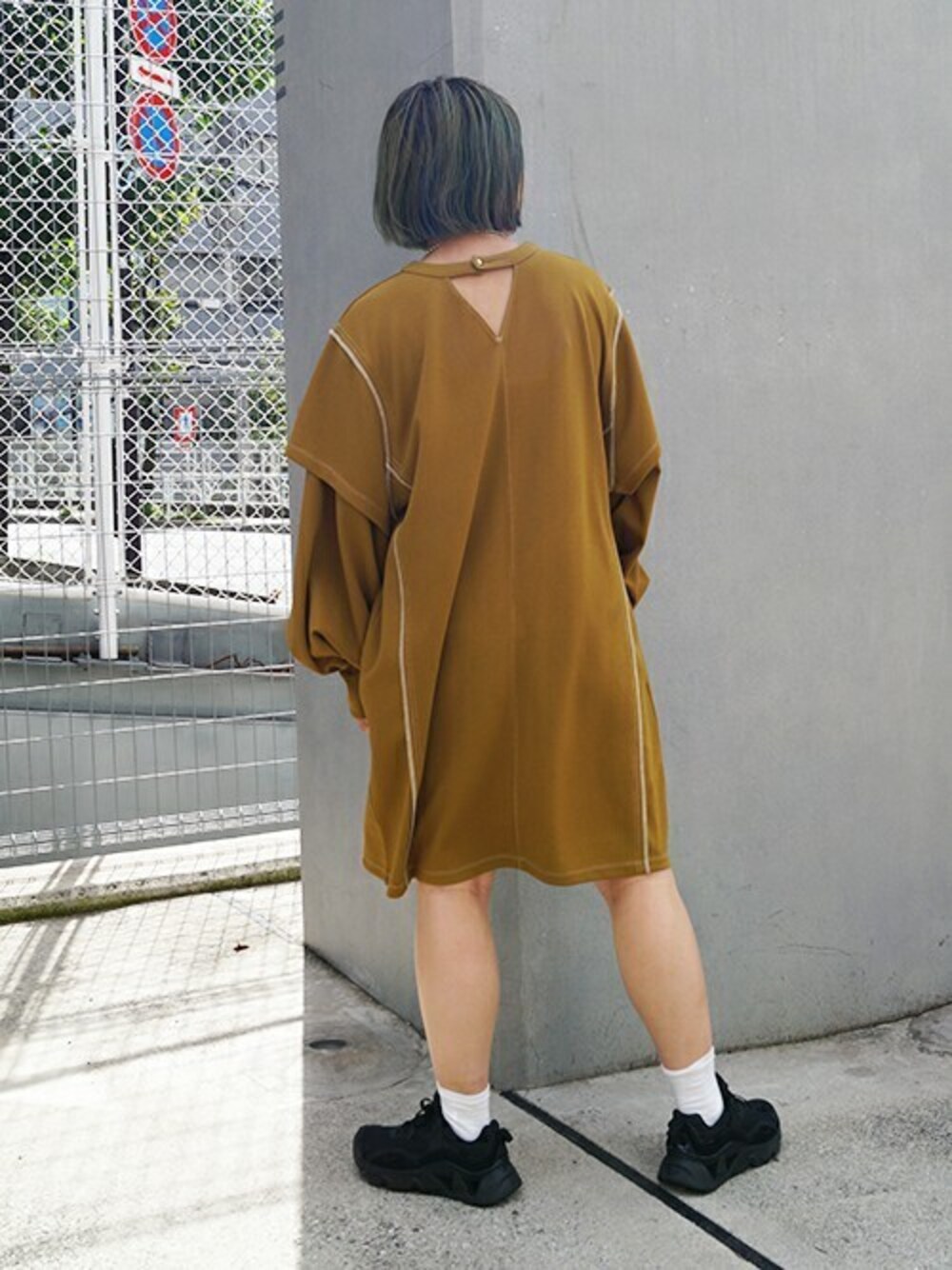 「スニーカー、ワンピース、カジュアル、179/WG、秋コーデ、秋トレンド2021」｜「179/WGの前後2WAY配色ステッチワンピース（ワンピース、イエロー系）」を使った、ニコルさん（レディース・158cm）の秋コーディネートの1枚目の写真