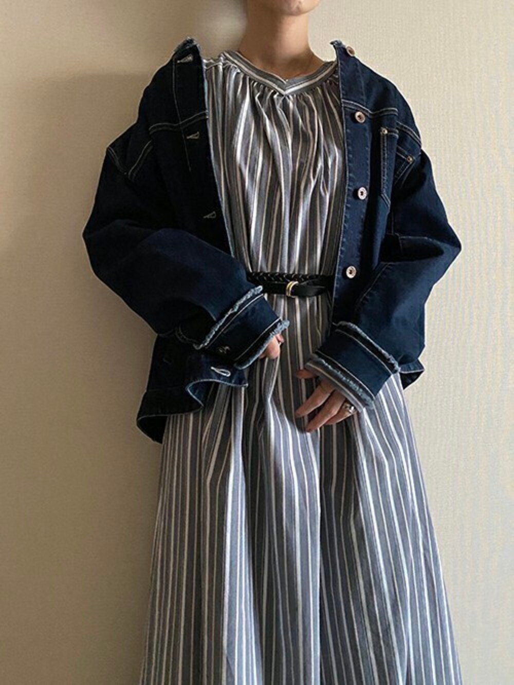 「大人カジュアル、シャツワンピ、デニムブルゾン、オトナカジュアル、秋コーデ、NICOLE CLUB、秋トレンド2021」｜「NICOLE CLUBの【NICOLE CLUB】デニムジャケット（デニムジャケット、ブルー系）」を使った、ニコルさん（レディース・163cm）の秋コーディネートの1枚目の写真