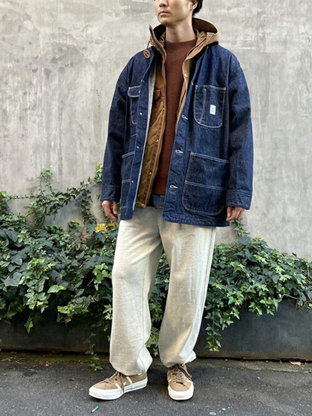 「スウェットパンツ、コンバース、ミリタリー、カジュアル、converse、トラッド、ワーク、ミリタリージャケット、オーセンティック、BROOKLYNOVERALL」｜「BROOKLYN OVERALLの13ozデニムカバーオール（カバーオール、ブルー系）」を使った、ニコルさん（メンズ・178cm）の冬コーディネートの1枚目の写真