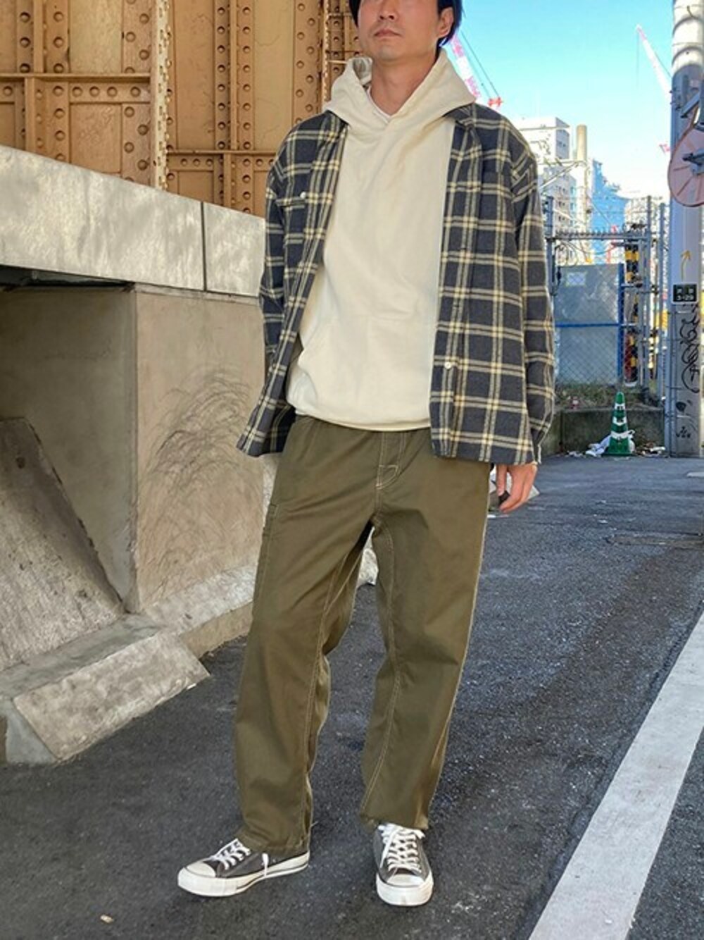 「コンバース、ミリタリー、アメカジ、パーカー、converse、大人カジュアル、ワーク、カーゴパンツ、チェックシャツワンピース、BROOKLYNOVERALL」｜「BROOKLYN OVERALLの起毛チェックスタンドカラーシャツ（シャツ/ブラウス、イエロー系）」を使った、ニコルさん（メンズ・178cm）の冬コーディネートの1枚目の写真