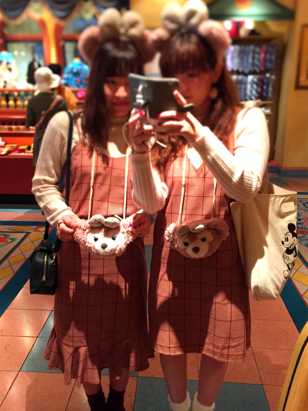 「ディズニーコーデ、双子」｜「AG by aquagirlのアイテム（ニット/セーター、ホワイト系）」を使った、mi-さん（レディース・157cm）の冬コーディネートの1枚目の写真