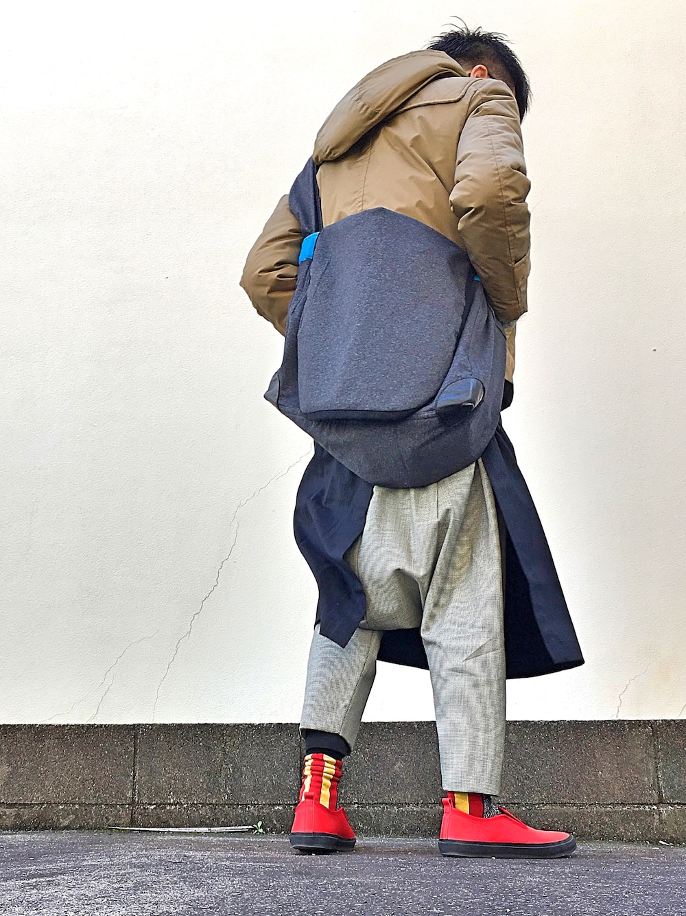 「コムデギャルソン、COMME des GARCONS、COMME des GARCONS HOMME PLUS、Comme des Garcons SHIRT、サルエルパンツ、ショルダーバッグ、スリッポン、革靴、ダウンジャケット、エプロン」｜「COMME des GARCONS SHIRTのアイテム（ダウンジャケット/コート、ベージュ系）」を使った、つっちーさん（メンズ・164cm）の春コーディネートの1枚目の写真