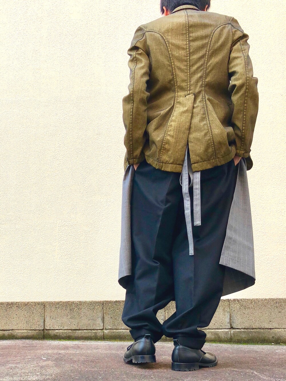 「コムデギャルソン、COMME des GARCONS、COMME des GARCONS HOMME PLUS、Comme des Garcons SHIRT、エプロン、ワイドパンツ、ゴールド、革靴、ブラック、秋のコーデ」｜「COMME des GARCONS HOMME PLUSのアイテム（テーラードジャケット、ゴールド系）」を使った、つっちーさん（メンズ・164cm）の秋コーディネートの1枚目の写真