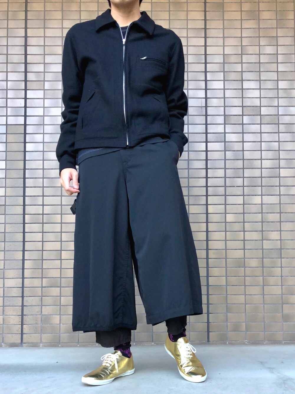 「コムデギャルソン、COMME des GARCONS、COMME des GARCONS HOMME PLUS、Comme des Garcons SHIRT、袴パンツ、ワイドパンツ、スニーカー、モノトーン、ブラック、ゴールド」｜「COMME des GARCONS HOMME PLUSのアイテム（ブルゾン、ブラック系）」を使った、つっちーさん（メンズ・164cm）の秋コーディネートの1枚目の写真