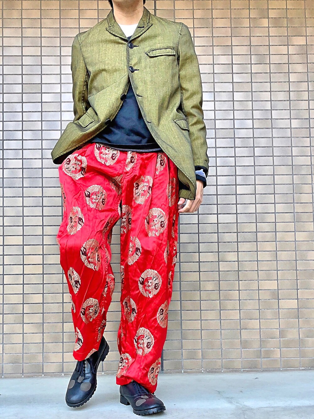 「コムデギャルソン、COMME des GARCONS、COMME des GARCONS HOMME PLUS、Comme des Garcons SHIRT、ワイドパンツ、ゴールド、革靴」｜「COMME des GARCONS HOMME PLUSのアイテム（テーラードジャケット、ゴールド系）」を使った、つっちーさん（メンズ・164cm）の秋コーディネートの1枚目の写真