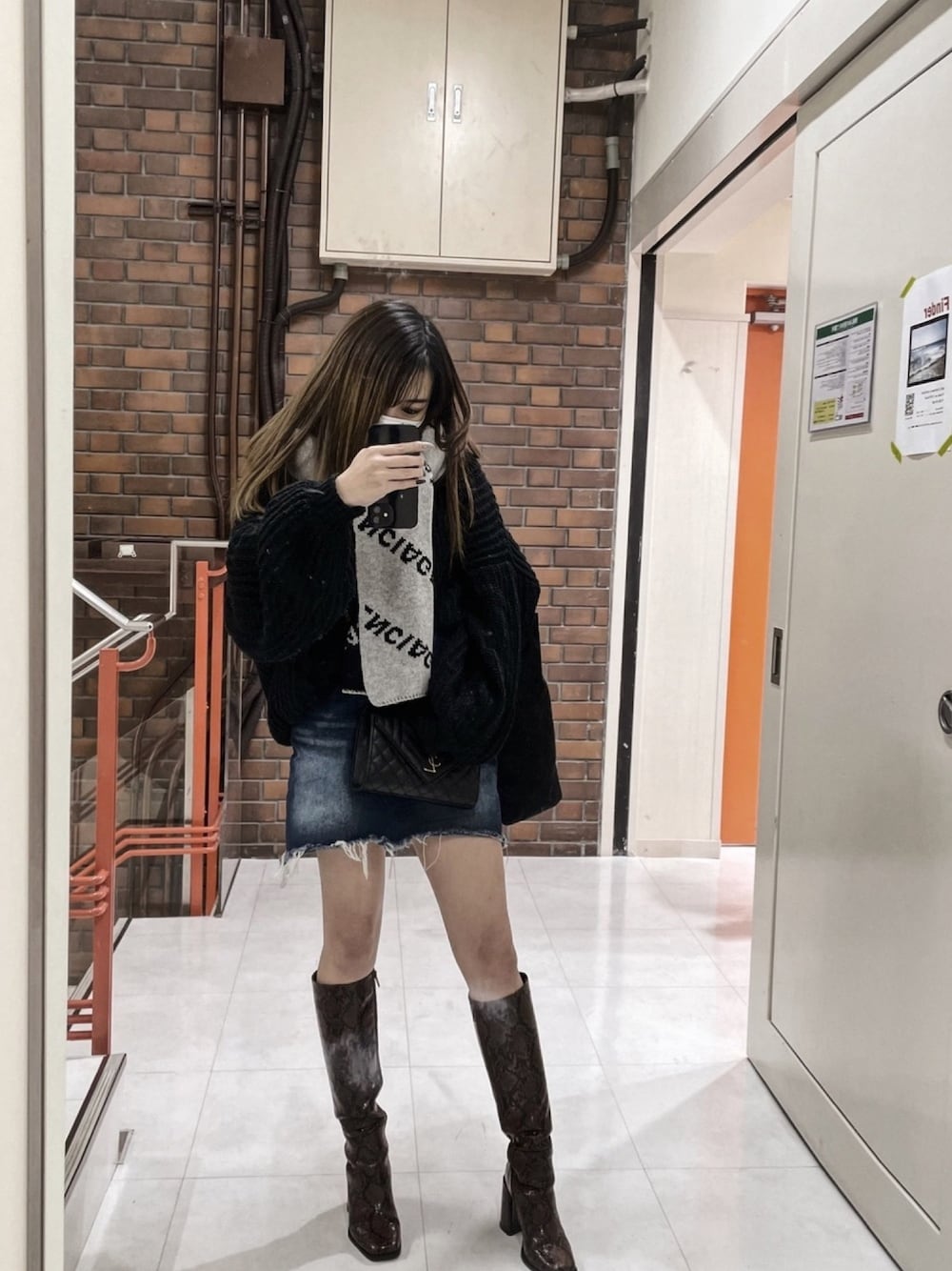 「私の推しブランド、シンプル、低身長コーデ、ロングブーツ、パイソン柄、ニット、黒ニット、ootd、冬コーデ、ミニスカート」｜「GRLのボリュームスリーブニットトップス（ニット/セーター、ブラック系）」を使った、すずかさん（レディース・151cm）の冬コーディネートの1枚目の写真