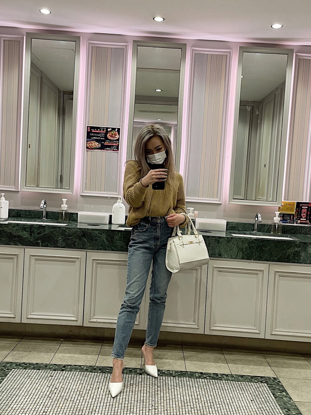 「春コーデ、ニット、デニム、大人女子、休日コーデ、低身長、デニムパンツ、カジュアルコーデ」｜「ANAPのBACKツイストニットトップス （ニット/セーター、ベージュ系）」を使った、すずかさん（レディース・151cm）の春コーディネートの1枚目の写真