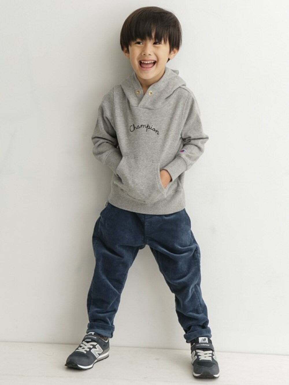 「kids、キッズコーデ、URBAN RESEARCH DOORS、kidsfashion、URBAN RESEARCH　DOORS　KIDS」｜「URBAN RESEARCH DOORSの Champion×DOORS　スウェットパーカー(KIDS)（パーカー、グレー系）」を使った、DOORS KIDSさん（キッズ・109cm）の冬コーディネートの1枚目の写真