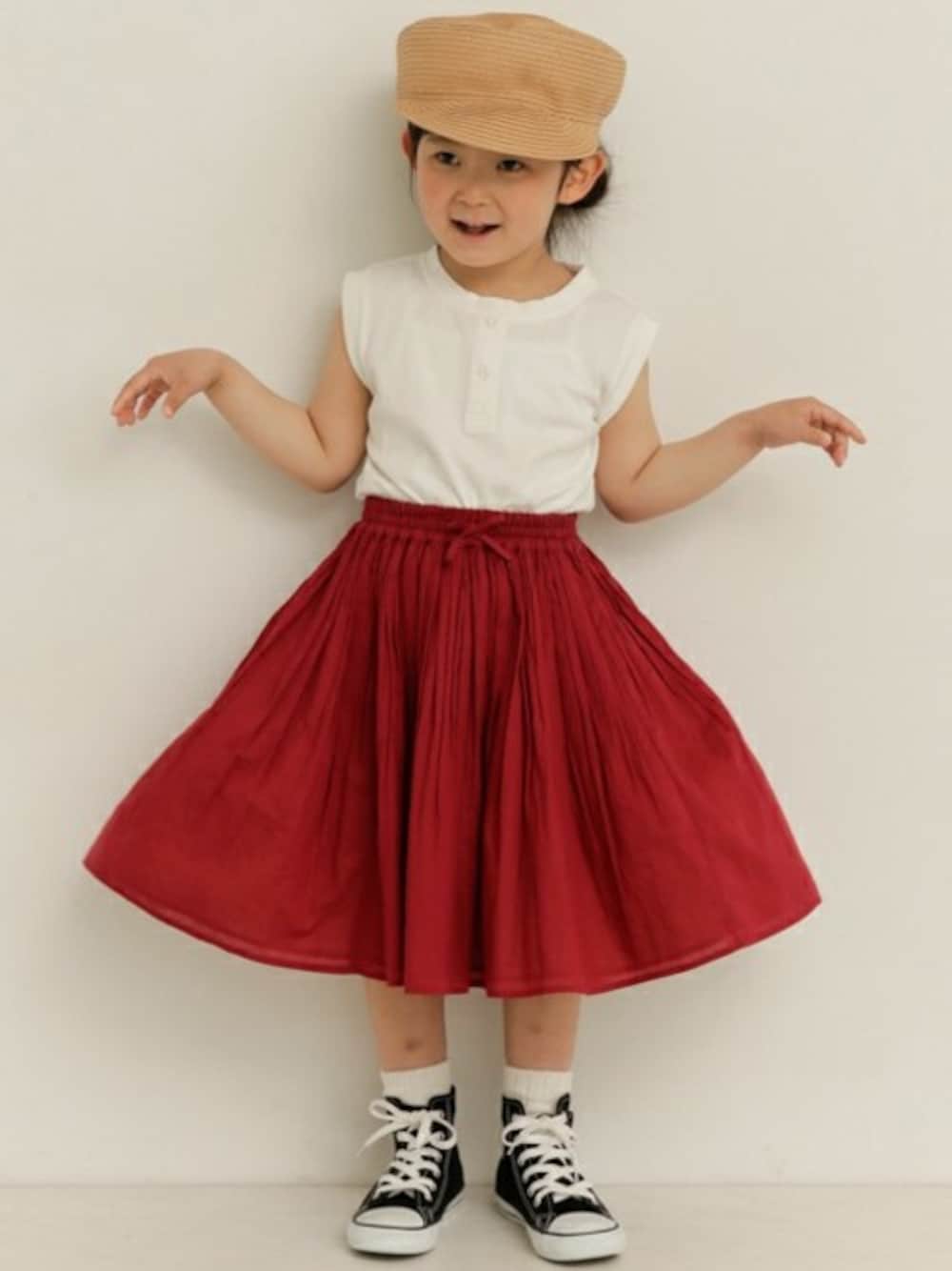 「キッズコーデ、URBAN RESEARCH DOORS、リンクコーデ、キッズファッション、URBAN RESEARCH　DOORS　KIDS」｜「URBAN RESEARCH DOORSのノースリーブヘンリーカットソー(KIDS)（Tシャツ/カットソー、ホワイト系）」を使った、DOORS KIDSさん（キッズ・107cm）の夏コーディネートの1枚目の写真