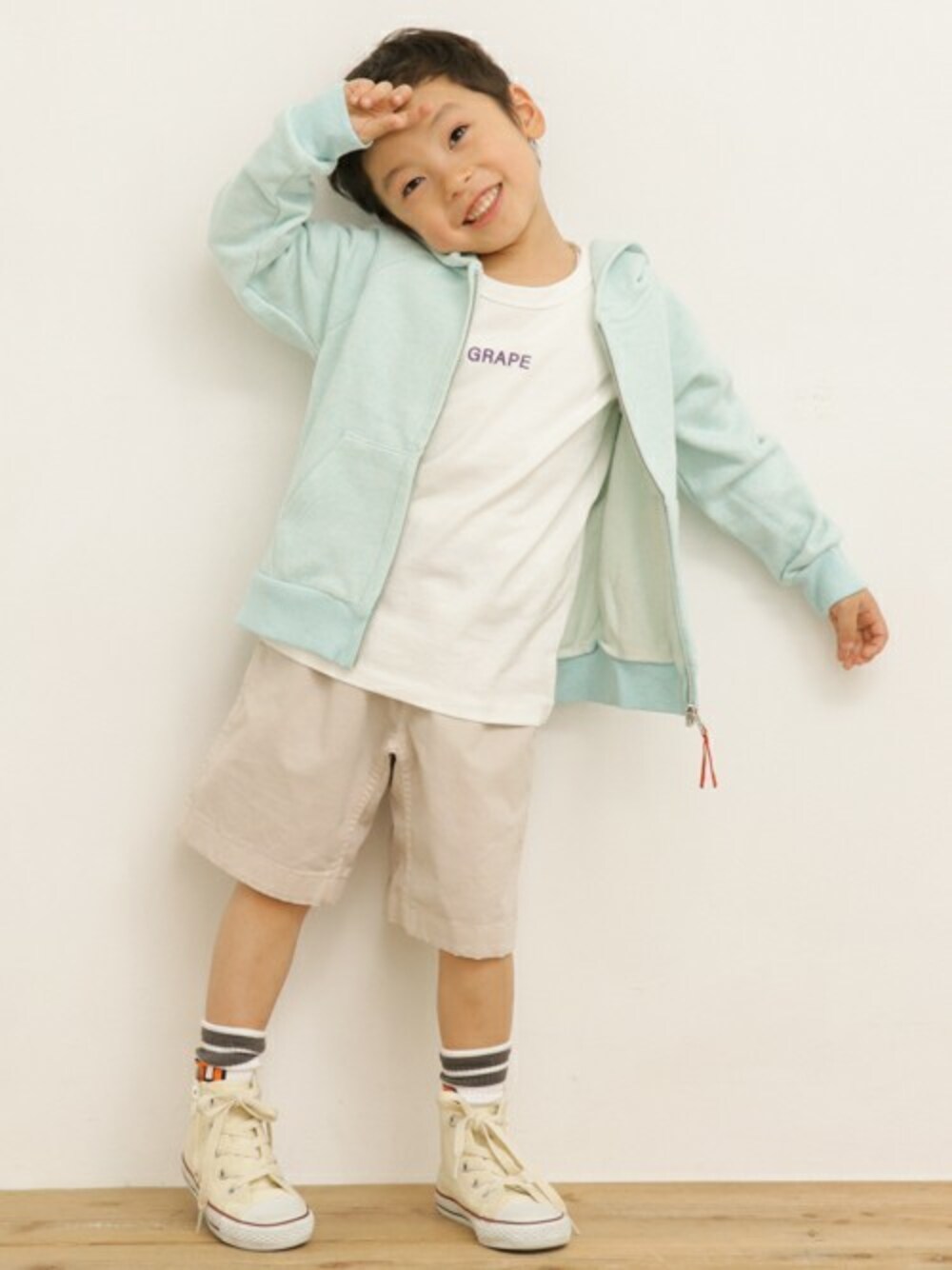 「キッズコーデ、URBAN RESEARCH DOORS、キッズファッション、URBAN RESEARCH　DOORS　KIDS」｜「URBAN RESEARCH DOORSのオーガニック裏毛ジップパーカー(KIDS)（パーカー、グリーン系）」を使った、DOORS KIDSさん（キッズ・100cm）の夏コーディネートの1枚目の写真